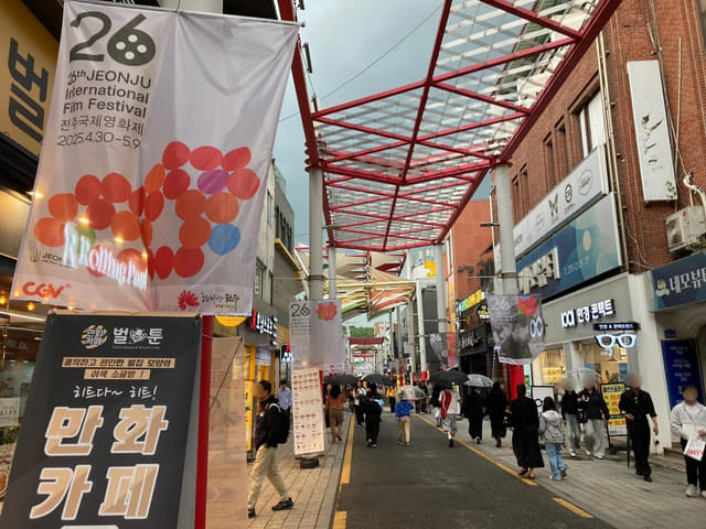 映画祭ムードの商店街