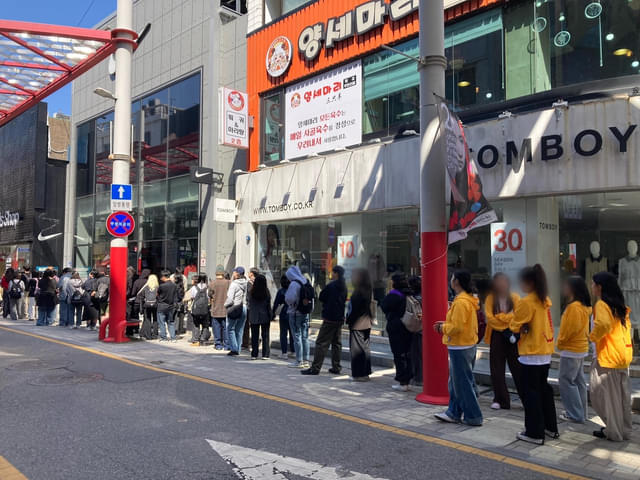 グッズ販売コーナーに長蛇の列