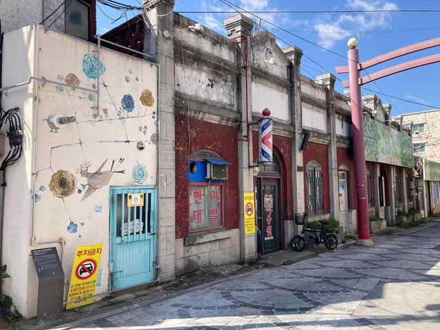 映画祭会場ほど近くのレトロな街並み