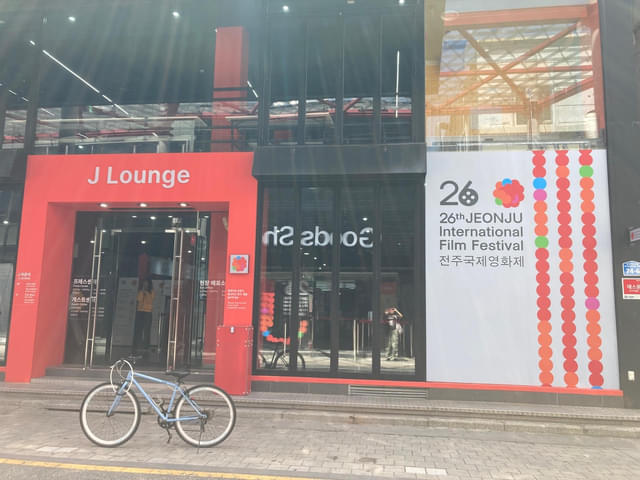 チケット販売ブースやプレスセンターが入るラウンジ