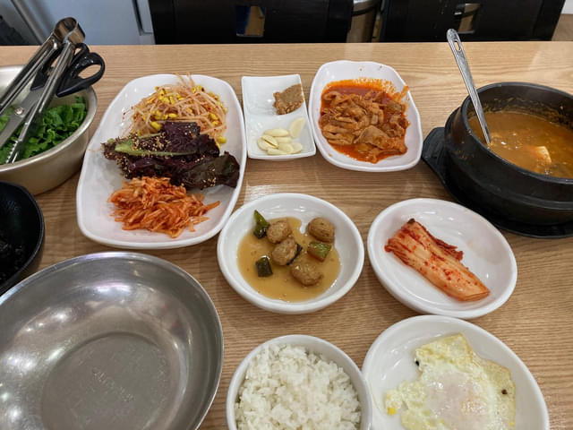 五郎さんが食べた定食。大きな椀にご飯とおかずを入れて自分でビビンパをつくる