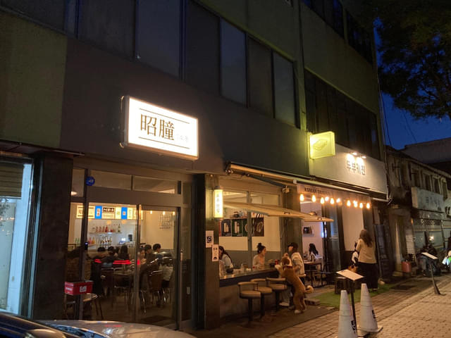 夜は若者が集うバーや居酒屋の並ぶ通り