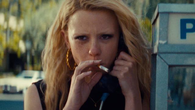 ミア・ゴス扮するマキシーン