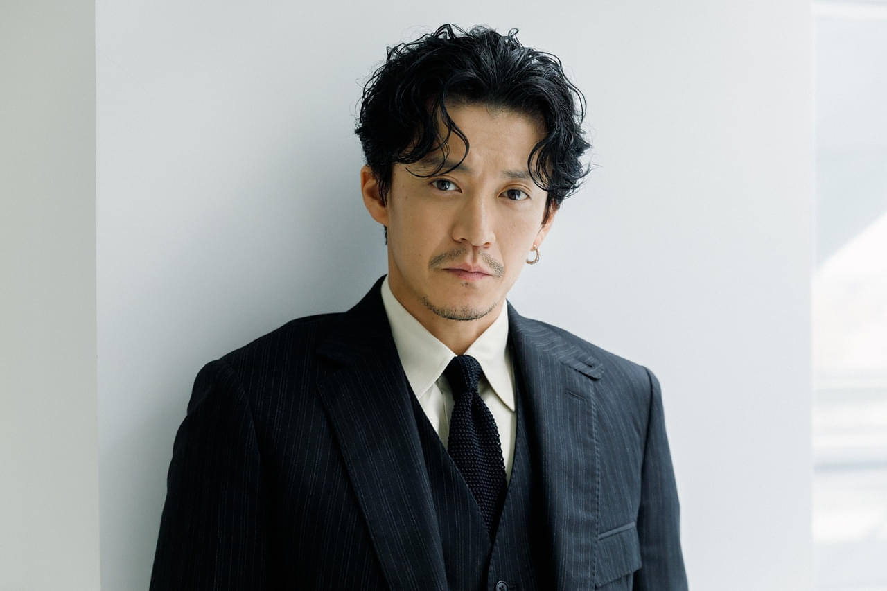 小栗旬、第2章始動で感じた心の移ろい “戦友”たちへの思いも告白【「フロントライン」インタビュー】