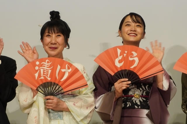 室井滋（左）、深川麻衣（右）