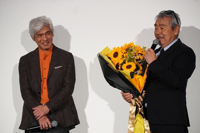 寺尾聰「声が出ない」と大喜び “芸能界の弟”佐藤浩市から誕生日のサプライズ祝い【「父と僕の終わらない歌」初日舞台挨拶】