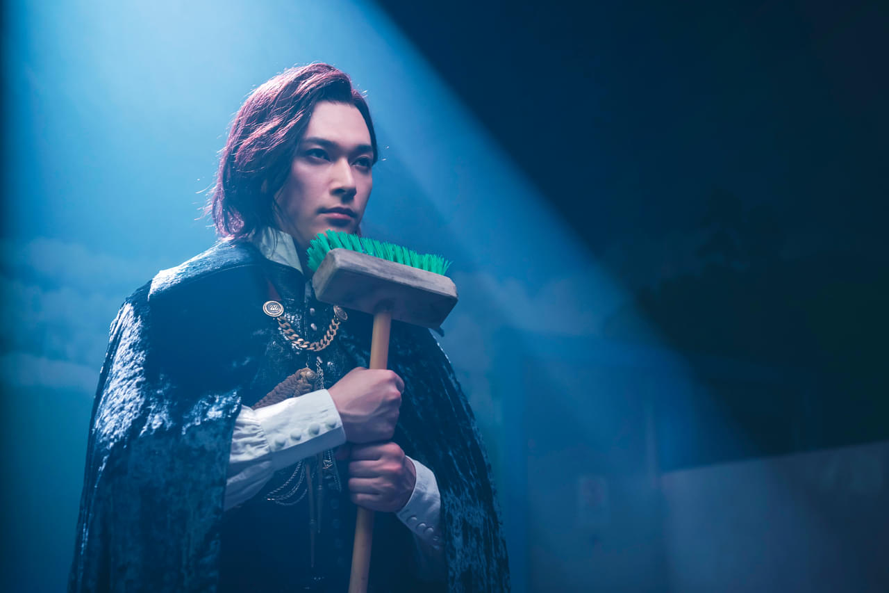 吉沢亮×デッキブラシ＆怪しすぎる姿をとらえた新場面写真 「ババンババンバンバンパイア」で450歳のバンパイア役を熱演