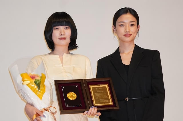 河合優実、新人監督賞に輝いた「ナミビアの砂漠」山中瑶子監督を祝福【第34回日本映画プロフェッショナル大賞】