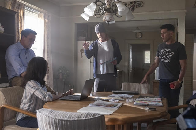 メイキング写真。中央がギャビン・オコナー監督。