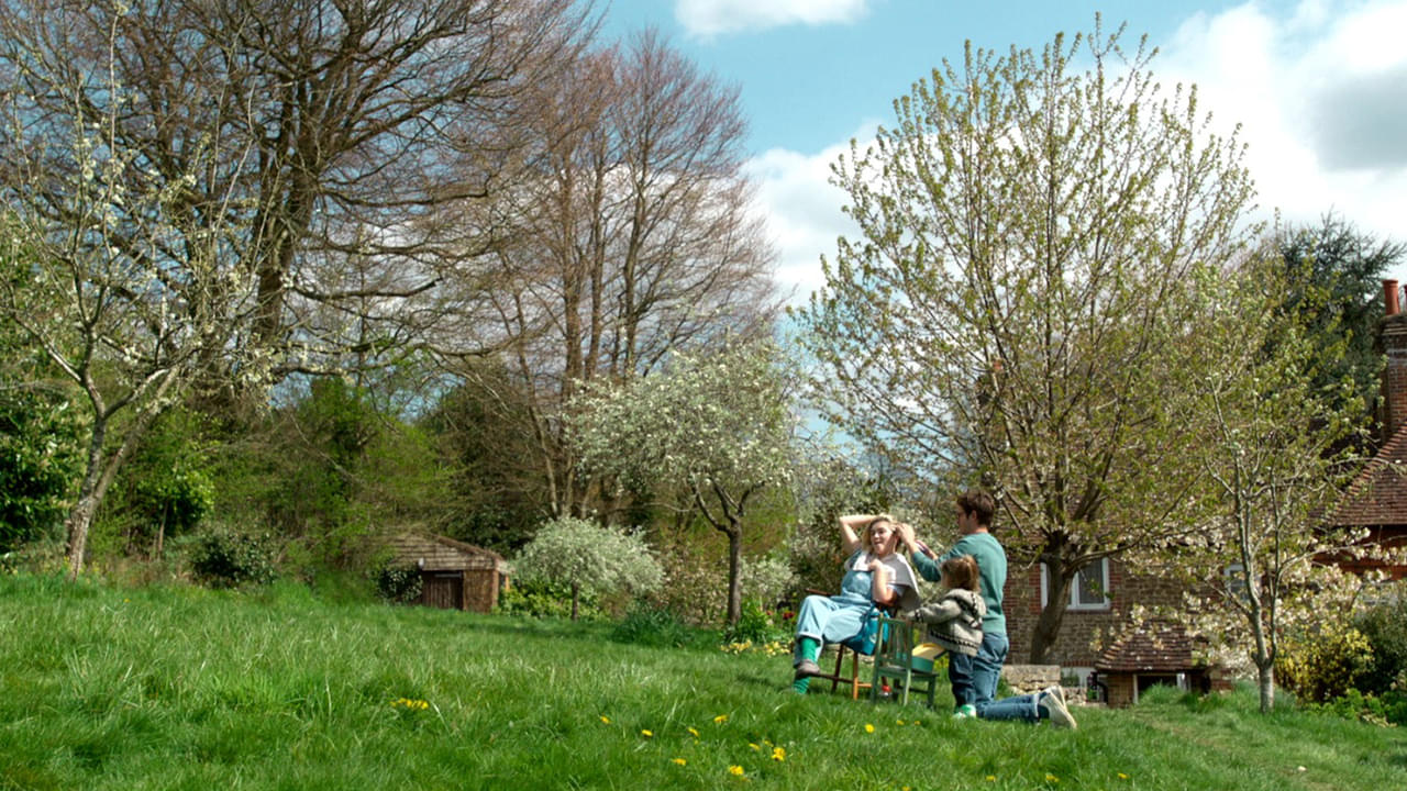 フローレンス・ピューが丸刈りになった真相が明らかに ワンテイク撮影の舞台裏に迫るメイキング映像