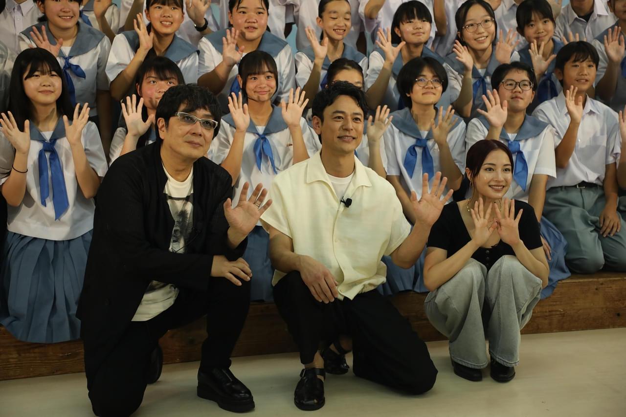 妻夫木聡＆広瀬すず＆大友啓史監督、那覇中学校をサプライズ訪問 生徒32人と“沖縄の平和と未来”について語り尽くす