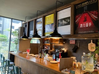 大宮に“住める映画館”が誕生！ こだわりの設備、カフェの絶品ピザ…長居したくなる心地良いミニシアターOttO