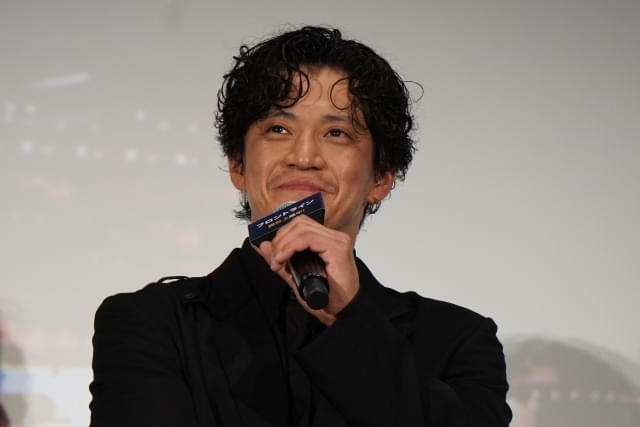 小栗旬、客席の拍手に確かな手応え＆思わずにんまり 主演作「フロントライン」がついに船出
