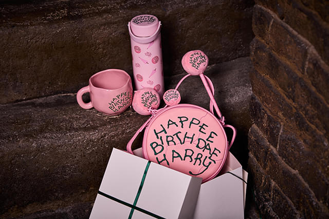 「ハリー・ポッター」ハグリッドのバースデーケーキをモチーフにしたTシャツ、バッグなど新商品が登場