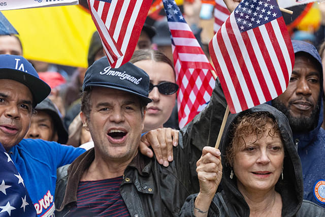 マーク・ラファロらハリウッドスター、トランプ大統領誕生日にデモ参加 全米2000カ所で500万人以上