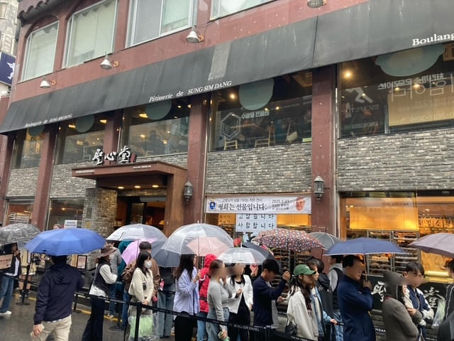 隣の区画まで行列が続いていた、韓国の人気パン屋さん