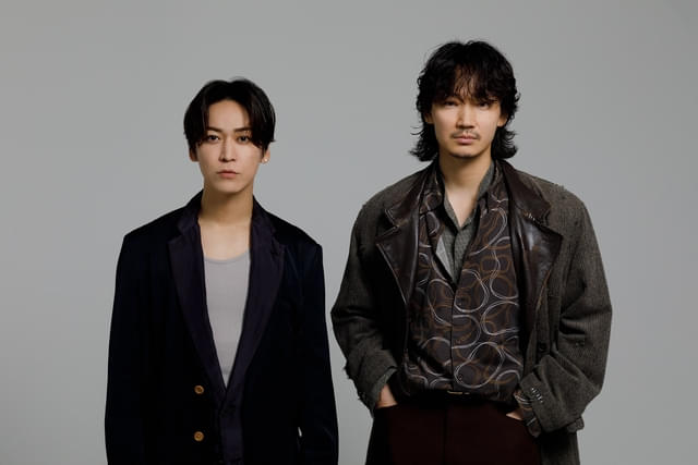 取材に応じた綾野剛（右）と亀梨和也（左）