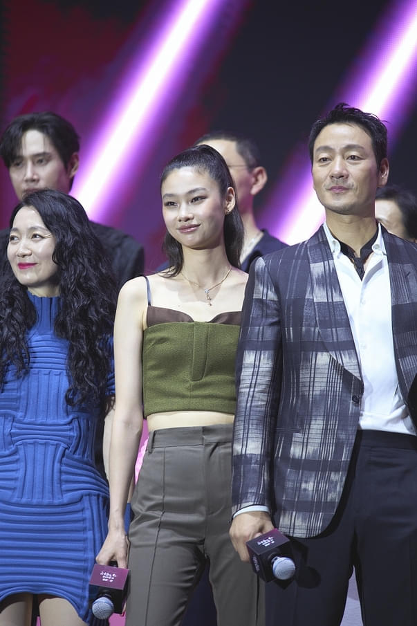 前列左より、キム・ジュリョン、チョン・ホヨン、パク・ヘス