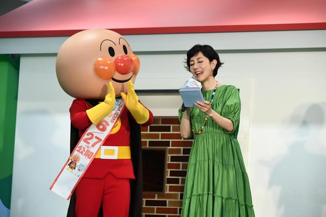 「アンパンマンのマーチ」を歌う戸田恵子