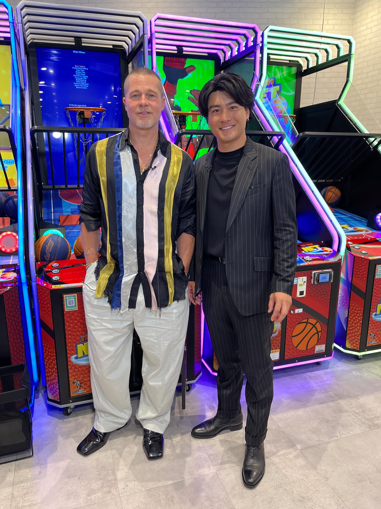 ブラッド・ピット、森本慎太郎とゲーセンに行っていた ゲームで直接対決、プリクラ撮影→2人は“友達”に