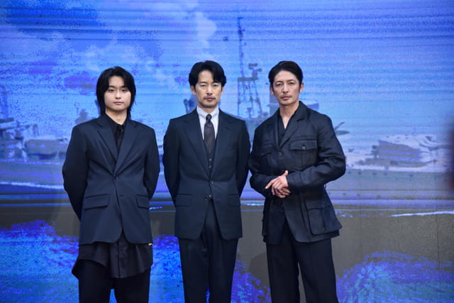 完成を報告した竹野内豊(中央)と玉木宏(右)、奥平大兼