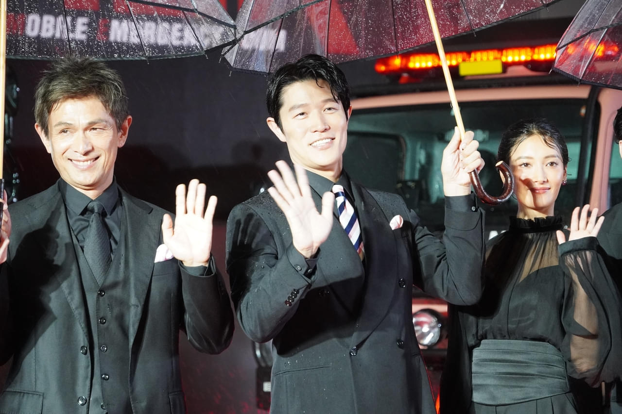 鈴木亮平ら「TOKYO MER」チーム、雷雨のピンクカーペットに集結！「スケールも人間ドラマの濃厚さも圧倒的No.1」と自信