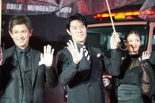 鈴木亮平ら「TOKYO MER」チーム、雷雨のピンクカーペットに集結！「スケールも人間ドラマの濃厚さも圧倒的No.1」と自信