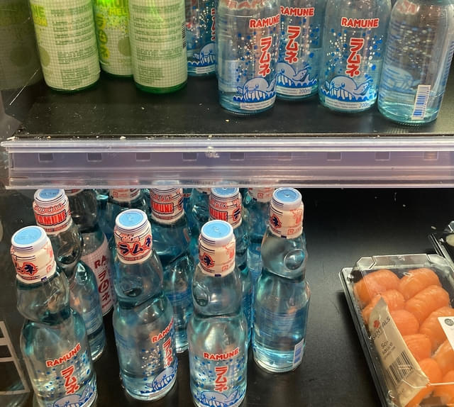 駅前の大型スーパー、レジ横にラムネや寿司がならんでいた