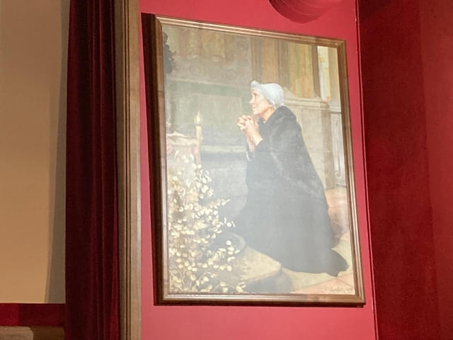 スクリーン横に祈りの絵画