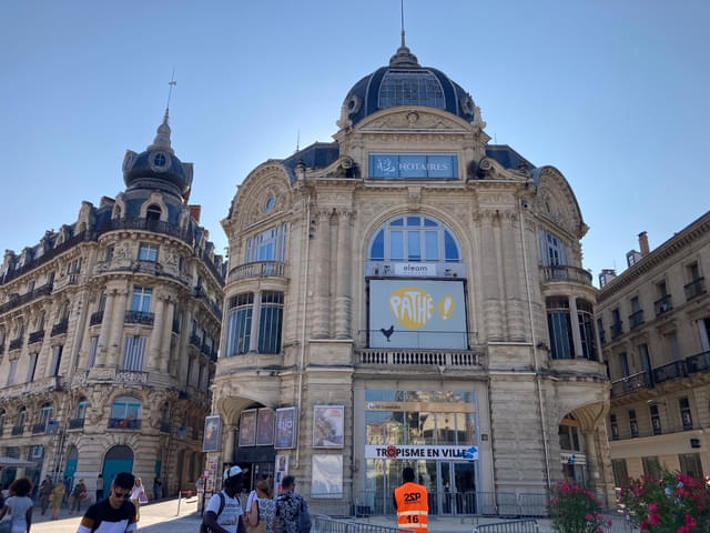 こちらは駅前の広場ほど近くの中規模シネコン