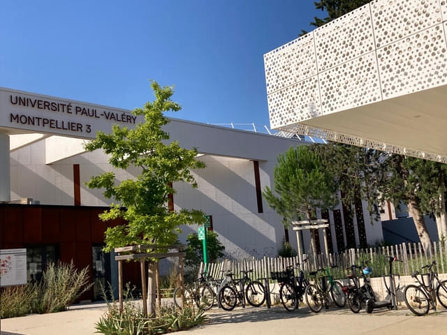 映画館ほど近くの文学部はモダンな建物