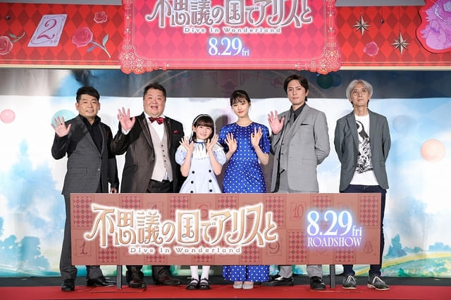 写真左より、山本高広、小杉竜一、マイカ・ピュ、原菜乃華、間宮祥太朗、篠原俊哉監督