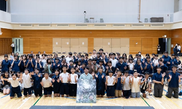 小中学生と平和について語り合った平一紘監督