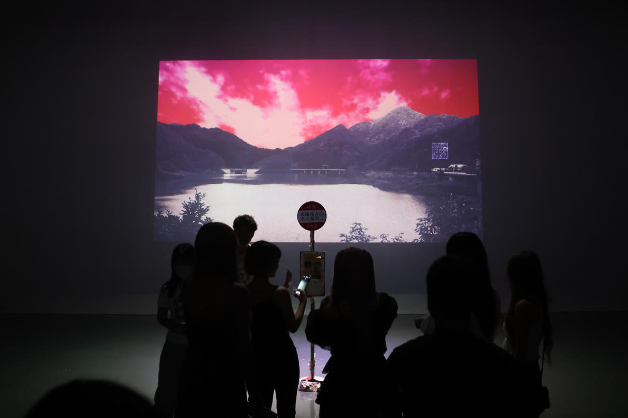 「近畿地方のある場所について」ミステリー・バスツアーに潜入 怪奇現象の連続に車内パニック状態「もう降ろして！」