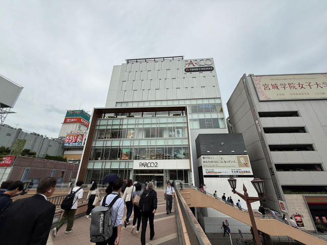 仙台駅西口を出ると正面にパルコ2があり、そこにTOHOシネマズ仙台がある。PARCOのロゴに下にTOHOシネマズのロゴがり、たいへんわかりやすい