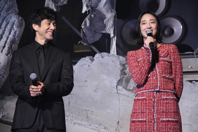 日本語で挨拶するグイ・ルンメイを笑顔で見守る西島秀俊