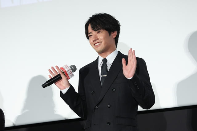 笑顔で手を振るジェスチャー