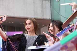 アナ・デ・アルマスの“神対応”にファン熱狂 キアヌ・リーブスとの共演は「セットにババヤガがいるなんて、本当に最高」