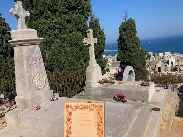 ポール・ヴァレリーの詩集を携えお墓参り