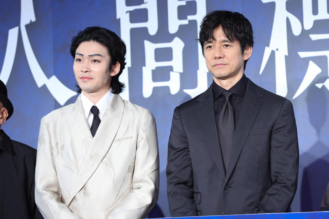 西島秀俊(右)、市川染五郎(左)