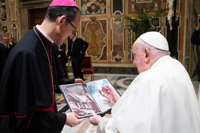 前教皇フランシスコとカトリック大阪高松大司教区の酒井俊弘補佐司教が対面
