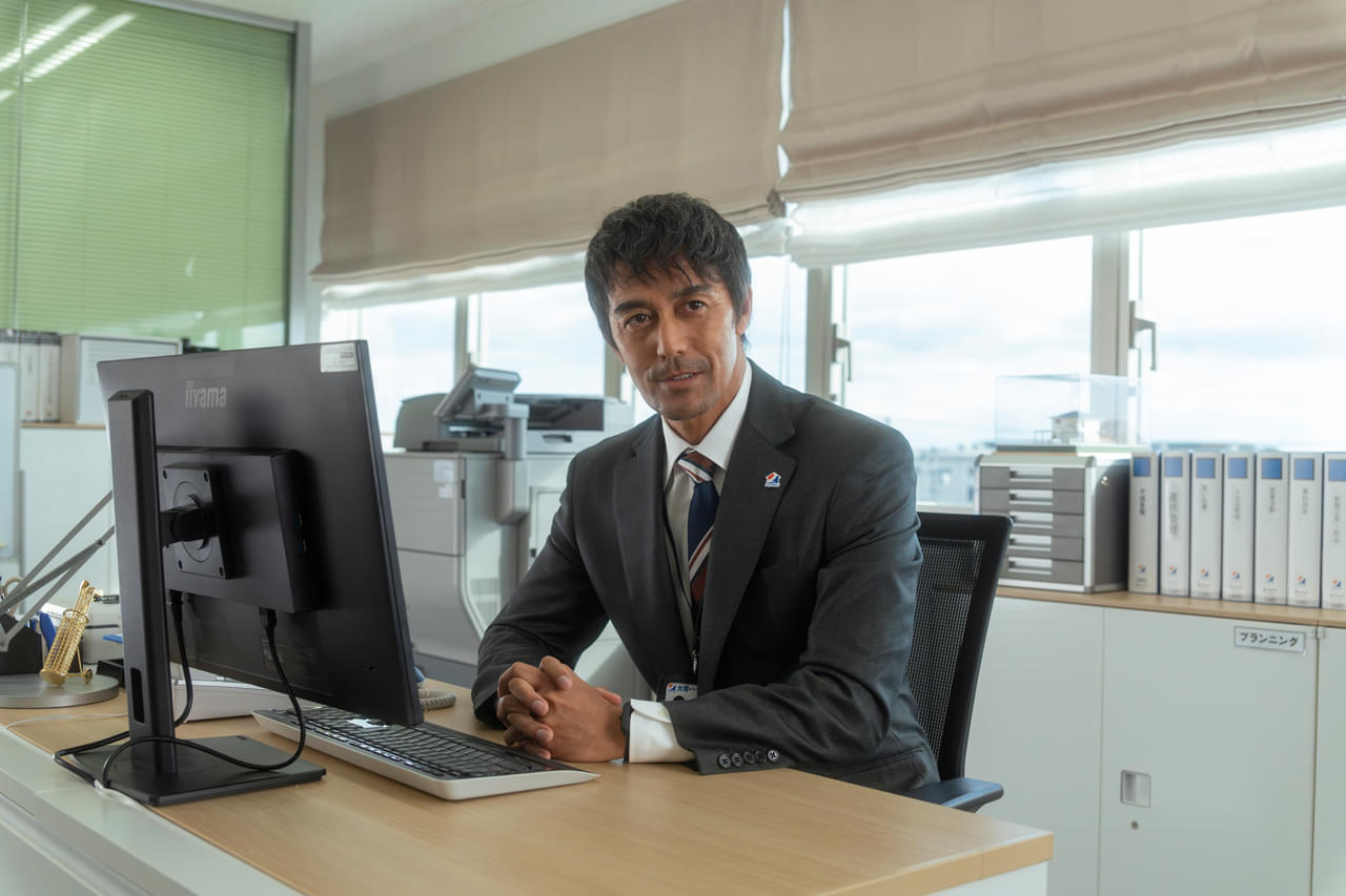 順風満帆な営業部長がSNSで個人情報をさらされ殺人犯に仕立て上げられる…阿部寛「俺ではない炎上」場面写真