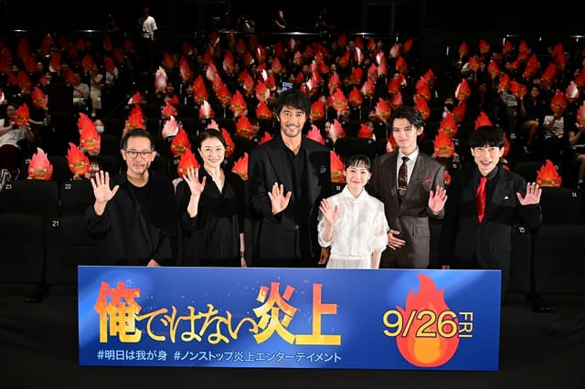 写真左から山田篤宏監督、夏川結衣、阿部寛、芦田愛菜、藤原大祐、板倉俊之