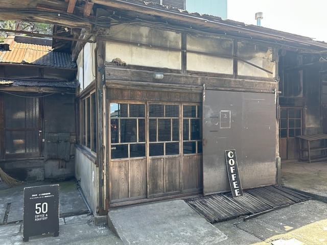 内装をうどん屋にして「遠い山なみの光」の撮影が行われた「50 COFFEE & ROASTERY」