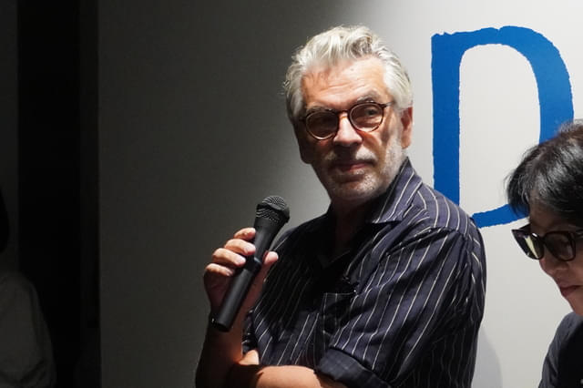 展覧会について語ったペドロ・コスタ