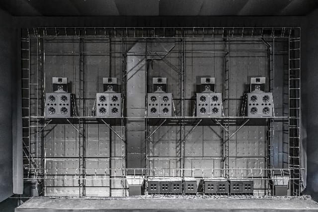 109シネマズプレミアム新宿のスクリーンの後ろに設置されたスピーカー。坂本龍一氏監修の下で設計したサウンドシ ステム「SAION(サイオン) -SR EDITION-」を全シアターに搭載