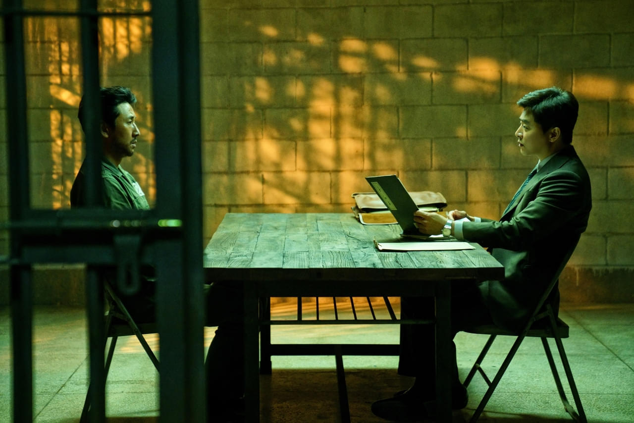 「大統領暗殺裁判 16日間の真実」チョ・ジョンソク×イ・ソンギュンの緊張感漂う本編映像公開