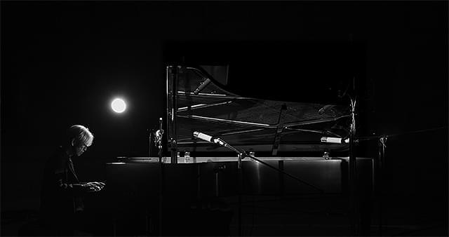 月明かりの下での特別上映