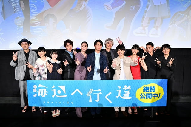 写真左から宮藤官九郎、坂井真紀、新津ちせ、蒼井旬、唐田えりか、原田琥之佑、高良健吾、中須翔真、山﨑七海、菅原小春、横浜聡子監督