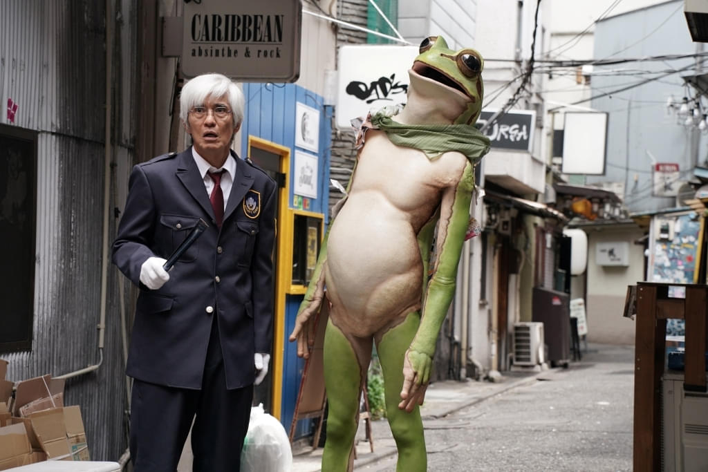 村上春樹短編原作「アフター・ザ・クエイク」 佐藤浩市演じる警備員＆のんが声を務める“かえるくん”の衝撃の再会シーンを捉えた本編映像
